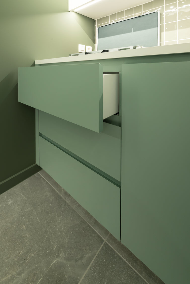Drawer unit finish in same-colour edging (colour match)
